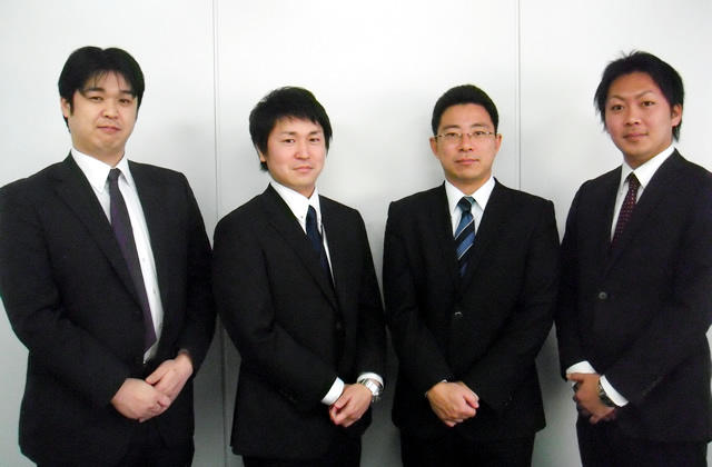 写真左から
株式会社アイディーエス 千葉浩（プロジェクト責任者）、株式会社JALUX 財務部資金チーム 阿部修平 様、同社 財務部資金チーム 福岡義樹 様、 株式会社アイディーエス 森本裕介（担当営業）