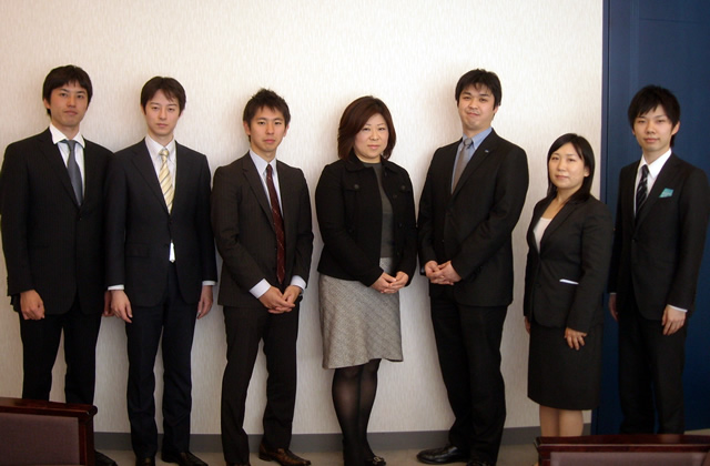 写真左から
森ビル株式会社 財務部 村田光大郎様、同社 財務部 土田哲彰様、
同社 財務部 宮崎謙二郎様、同社 財務部 薄井みゆき様
株式会社アイディーエス 千葉浩(プロジェクト責任者)、
同社 佐々木澄江(プロジェクトマネージャー)、
同社 吉田真澄(担当営業)